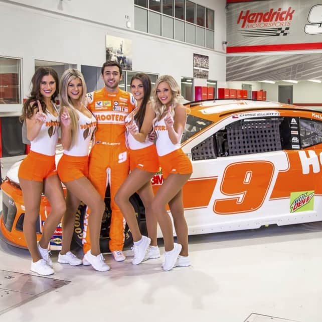 Hootersさんのインスタグラム写真 - (HootersInstagram)「That’s how it’s DONE! Congrats @chaseelliott9 on the huge win at @wgi1948!! Fans, head in tomorrow for the buy any 10 wings get 10 boneless free special to celebrate! #di9」8月5日 6時43分 - hooters