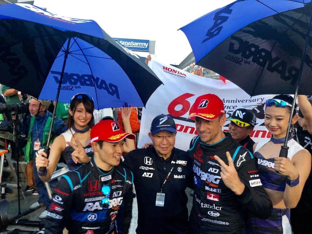 のインスタグラム：「#SUPERGT Rd.5 500mileRace  @富士スピードウェイ お疲れ様でした！ . 流石の長丁場、様々なドラマがありましたね。 時が経つのが擬かしく、ハラハラしっぱなしでした。 . そんな中、走り切ってくれてた1号車RAYBRIG NSX-GT TEAM KUNIMITSU は見事、2位表彰台を獲得しました。 . 皆様応援し続けてくれてありがとうございます😂✨」