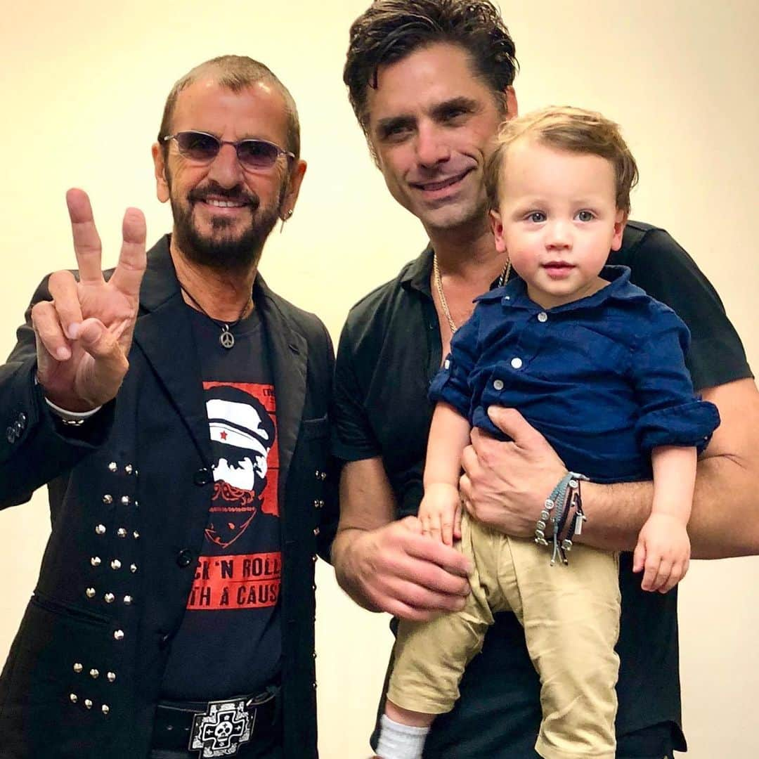 ジョン・ステイモスさんのインスタグラム写真 - (ジョン・ステイモスInstagram)「Billy and I had the great honor of spending time with #Supernova @ringostarrmusic His mantra #PeaceandLove is needed more today than yesterday.  #enoughisenough  #TheBeachboys/Ringo @raviniafestival」8月5日 6時45分 - johnstamos