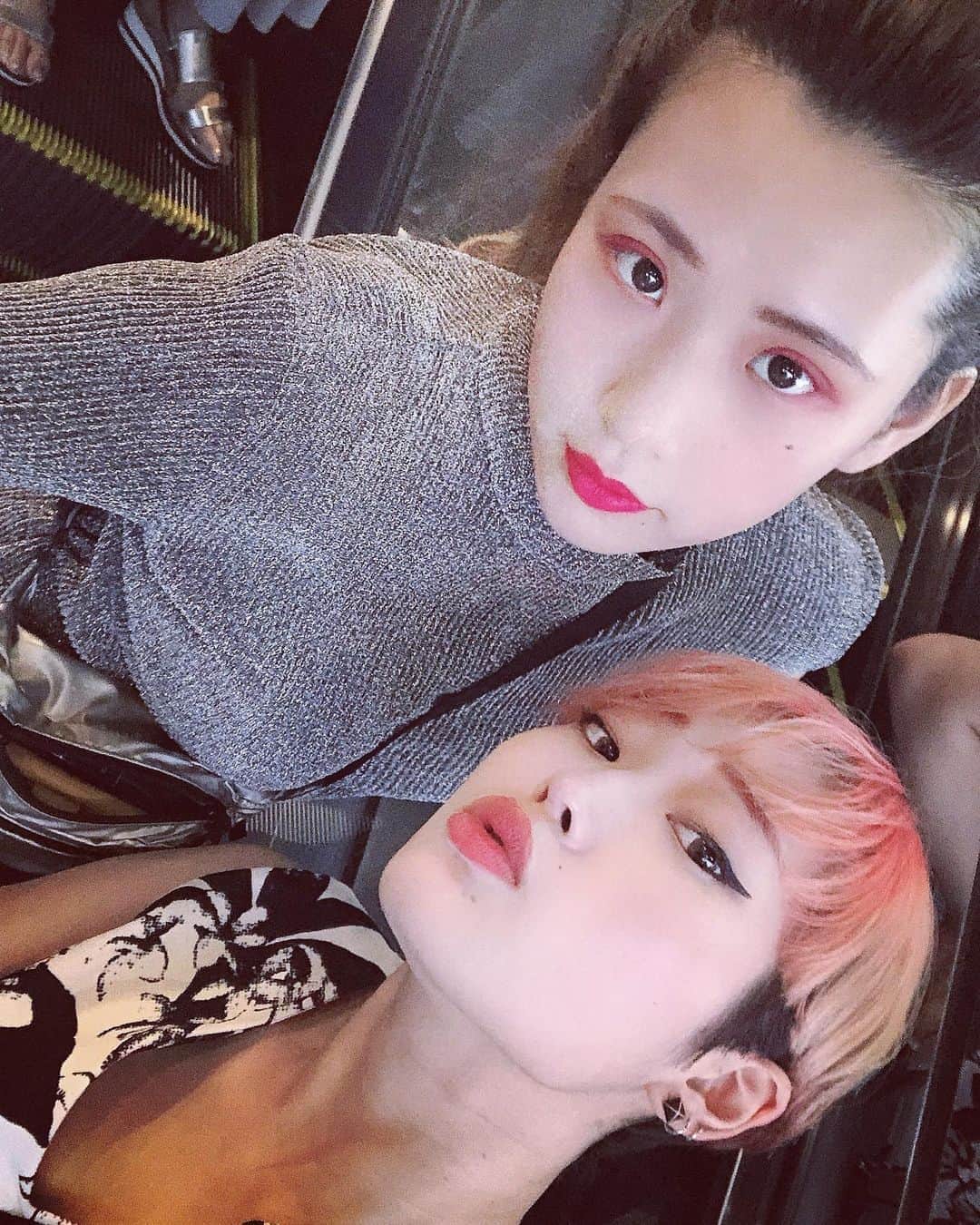 のインスタグラム：「我等友情永遠不滅 みたいなね。 . . . . . . . #ショーモデル #撮影依頼募集中 #跳ね上げライン #グラデーション #shorthair #ピンクアッシュ #sexybaby #白肌 #ゆるふわパーマ #ショートヘア #ベリーショート #サロンモデル #金髪 #大人かわいい #アッシュ #ツヤ肌 #pinkhair #genderless #ヘアアレンジ #シンプル #genderless #サロンスタイル #美容師さんと繋がりたい  #いいね返し #いいねした人全員フォローする #いいね返しは絶対 #followforfollowback #l4l #いいねした人で気になった人フォロー #fff」