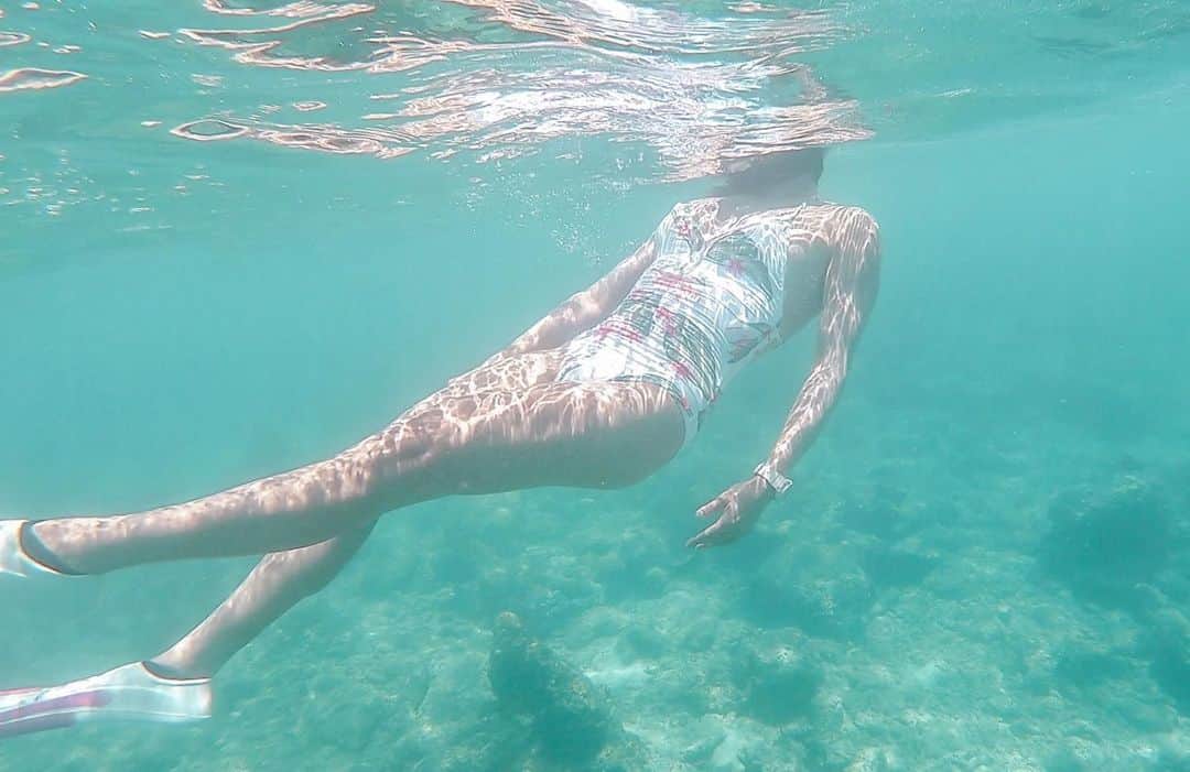 金子藍さんのインスタグラム写真 - (金子藍Instagram)「太陽の模様🌞🌞🌞 . 👙 @roxyjapan 📷 @kaori_mayaguchi . #roxy #roxyjapan #bikini #summer #maldives #trip #シュノーケル #夏 #haneypresets」8月5日 6時52分 - aikaneko_surf