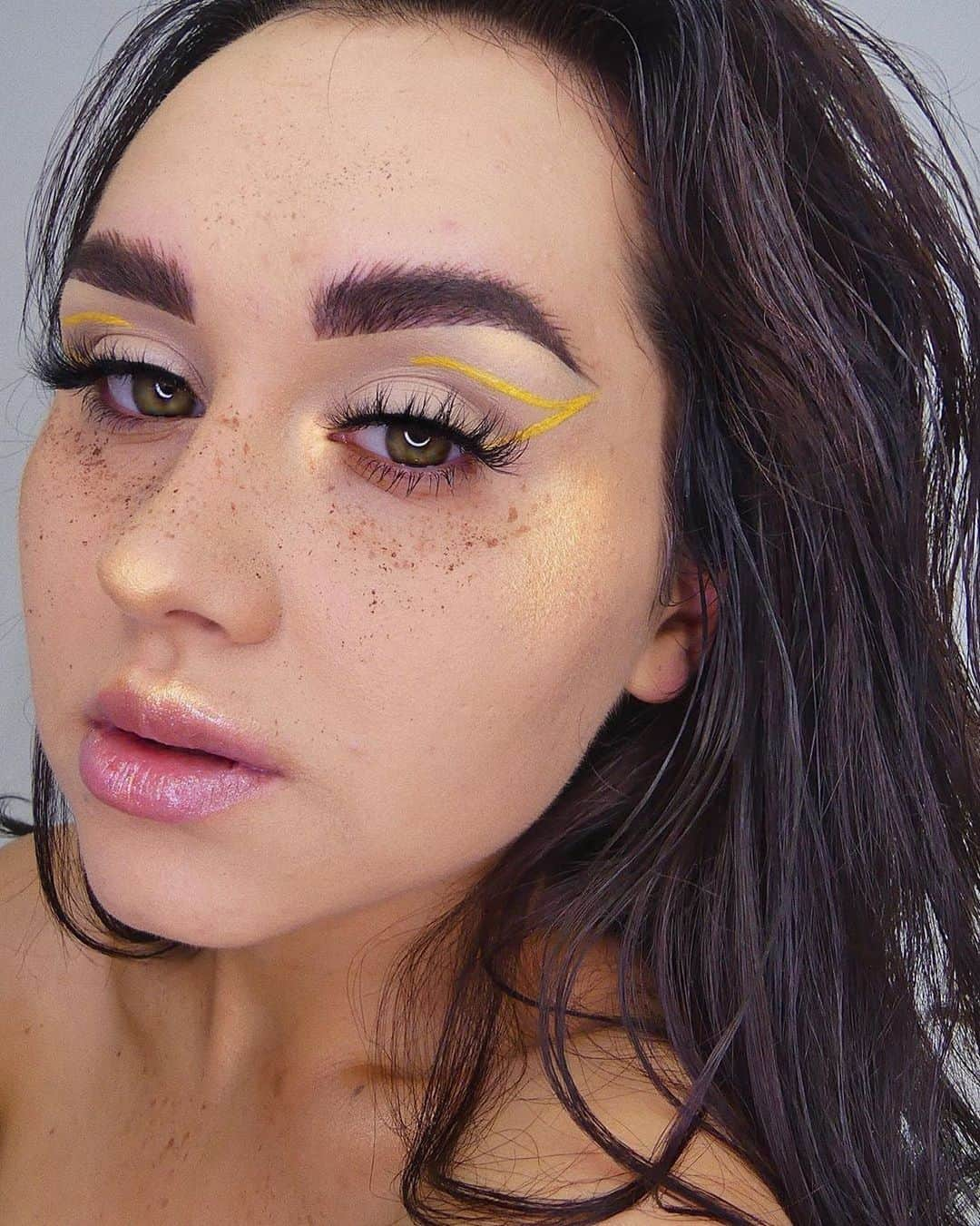 NYX Cosmeticsさんのインスタグラム写真 - (NYX CosmeticsInstagram)「@reginazlr creates this ultra glowy glam wearing our Bare With Me Tinted Skin Veil + Vivid Brights Liner in ‘Vivid Halo’ ☀️✨ Tap to shop the look ⚡️|| #nyxcosmetics #nyxprofressionalmakeup #crueltyfreebeauty」8月5日 7時09分 - nyxcosmetics