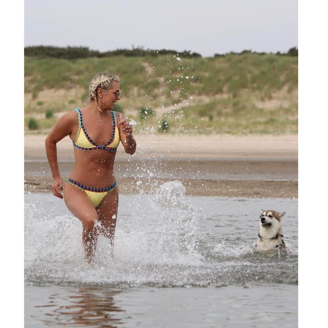 ヨランダ・ハディッドさんのインスタグラム写真 - (ヨランダ・ハディッドInstagram)「❤️Playdate with my new puppy nephew “Snow” today at the North Sea.......... #Holland #FamilyTime @snowvdherik 📸 @herik000」8月5日 7時08分 - yolanda.hadid