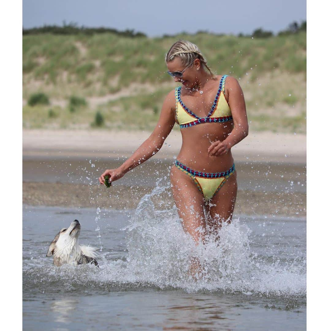 ヨランダ・ハディッドさんのインスタグラム写真 - (ヨランダ・ハディッドInstagram)「❤️Playdate with my new puppy nephew “Snow” today at the North Sea.......... #Holland #FamilyTime @snowvdherik 📸 @herik000」8月5日 7時08分 - yolanda.hadid