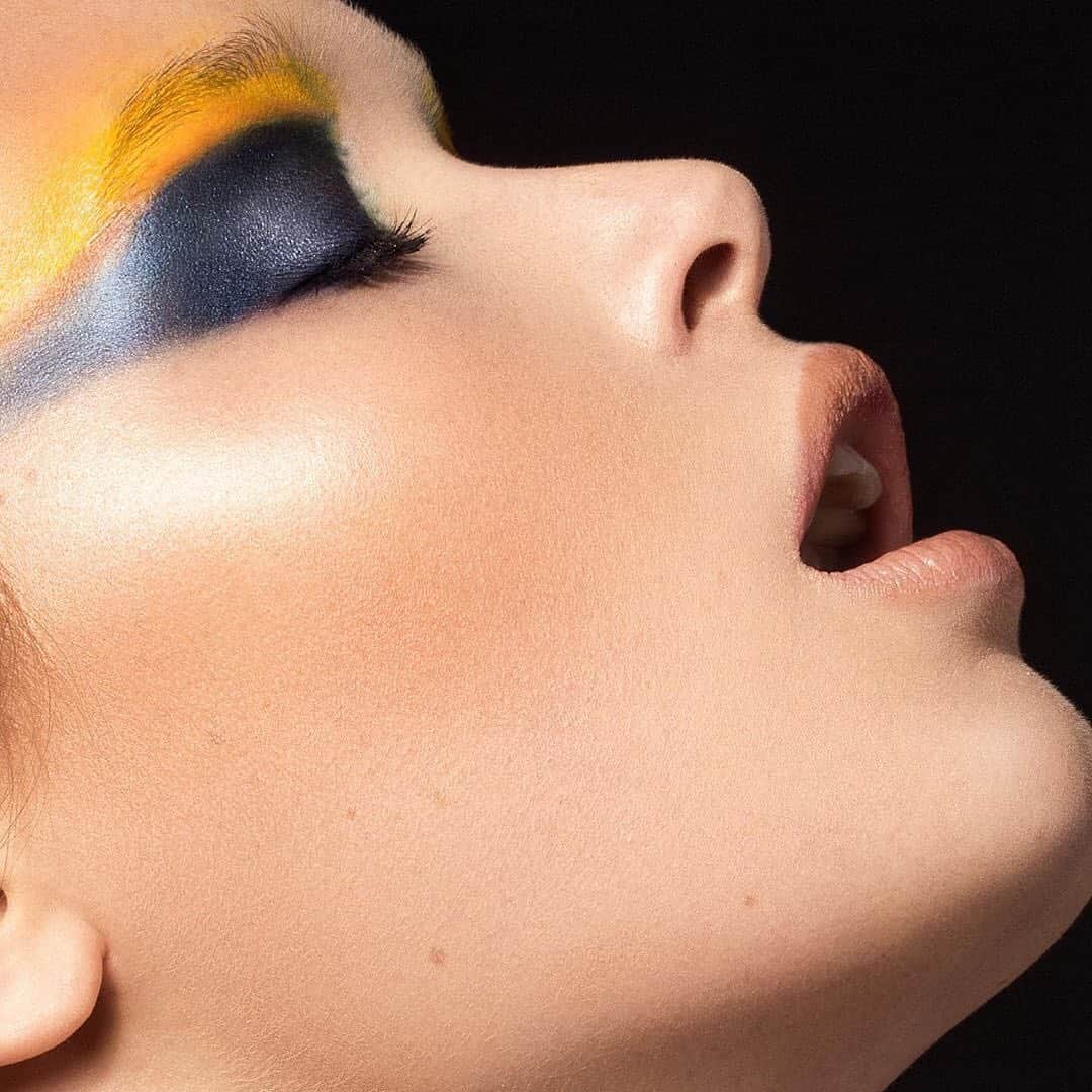 NARSさんのインスタグラム写真 - (NARSInstagram)「Gasp for a breadth of colors.  #regram NARS Lead Makeup Artist @jacobbroullard Products Used: Single Eyeshadow in Douro, Showgirl and China Blue Illuminator in Copacabana」8月5日 7時08分 - narsissist