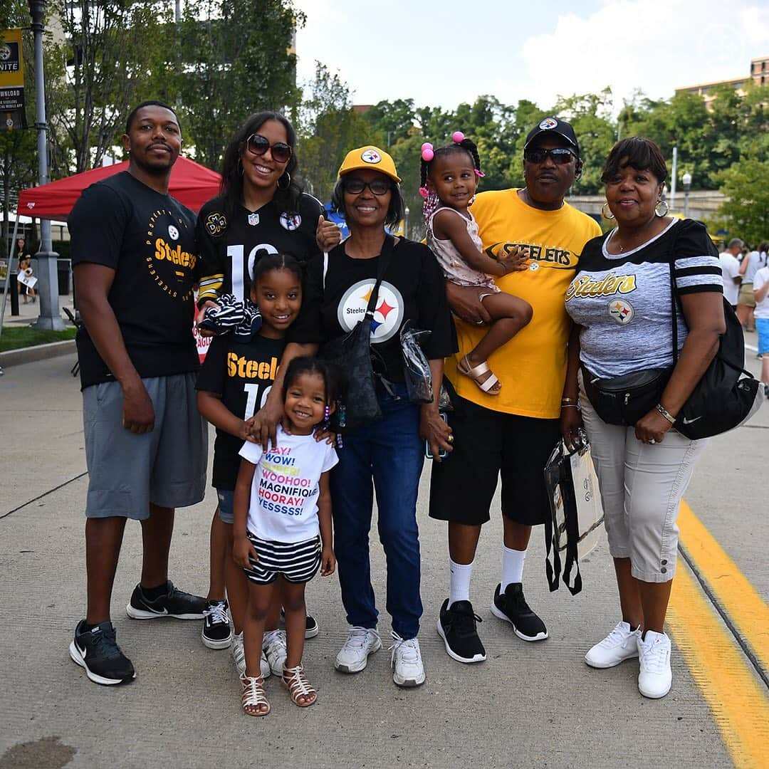 ピッツバーグ・スティーラーズさんのインスタグラム写真 - (ピッツバーグ・スティーラーズInstagram)「#SteelersNation showing up strong 💪💪 #FamilyFest」8月5日 7時02分 - steelers