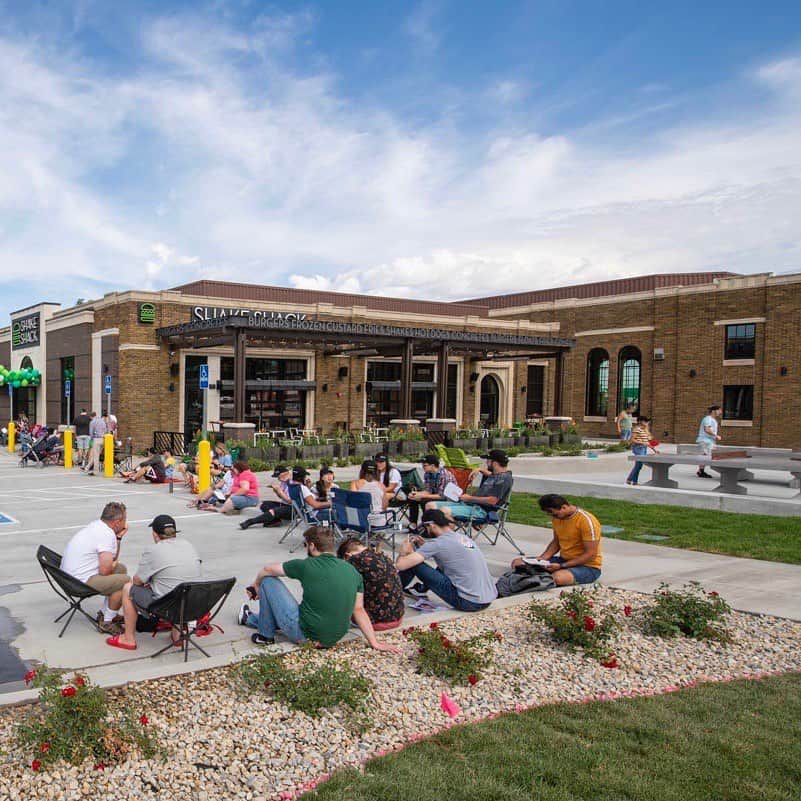 SHAKE SHACKさんのインスタグラム写真 - (SHAKE SHACKInstagram)「Not your average cafeteria lunch. 😉 We’re stoked to have opened our first Shack in Utah this weekend! Fun fact: The School Yard Shack used to be an elementary + high school (swipe to see the before + after). Check out our story to get schooled on our newest Shack! 🤓 #shakeshack」8月5日 7時03分 - shakeshack