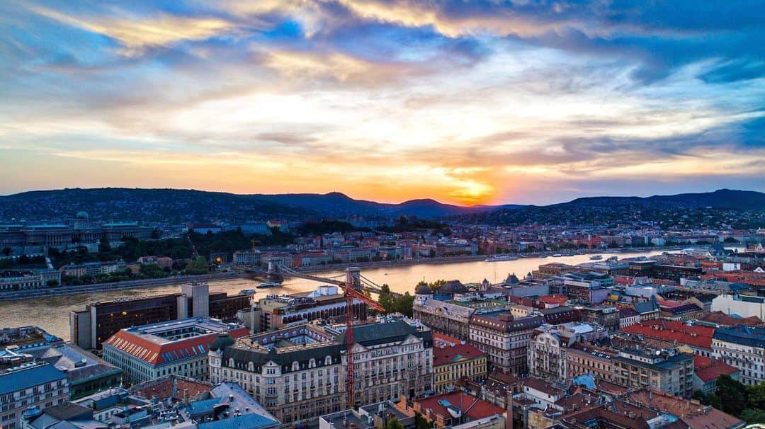 リッツ・カールトンさんのインスタグラム写真 - (リッツ・カールトンInstagram)「It has been a pleasure welcoming the team to #Budapest and celebrating a thrilling weekend of racing as we explored the excitement of the city. Congratulations to @MercedesAMGF1 on a terrific race in #Hungary! Watch our Instagram Stories to see more moments from our weekend.  #Mercedes #AMG #MercedesAMG #MercedesAMGF1 #Benz #teamPETRONAS #PETRONASmotorsports #RaceWeekend #Race #Racing #RaceDay #LewisHamilton #ValtteriBottas #rcpartner」8月5日 7時04分 - ritzcarlton