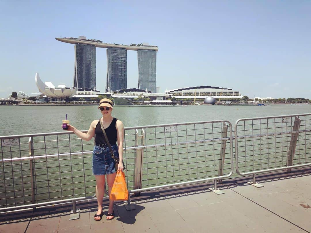 エリザベス・ヘンストリッジさんのインスタグラム写真 - (エリザベス・ヘンストリッジInstagram)「Me and my shopping bag on tour. • Travel tip: always buy cool pharmacy finds at the start of the day. ESP when it’s 95 degrees and 1000% humidity 🙋🏻‍♀️.」8月5日 7時13分 - lil_henstridge