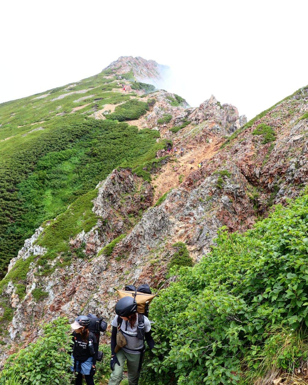 marikoさんのインスタグラム写真 - (marikoInstagram)「#登山#登山女子#山#登山好きな人と繋がりたい#私の山フォト#山と道#yamahack#japan#canon#9000D #アークテリクス#hike#hyakkeime#mountain#長野県#五竜岳#縦走#テント泊登山#hilleberg_the_tentmaker #soulo #稜線 * * 2019.8.5 * 7.31-8.2 ⛰💕 唐松岳⛰〜五竜岳⛰縦走 テン泊登山⛰ * * 唐松岳テン泊して翌日五竜岳へ⛰ * * 五竜岳へ向かう一番の難所牛首コース⛰✨ * 岩肌がかっこよく遠くに見える稜線が素敵でした😍✨✨ * * テン泊装備だったので慎重に慎重に3人で声かけあいながらやり遂げました😭😭😭 * * 私的には内心ワクワクしながらでしたが、荷物が重いからひっかけないように重心くずさないようにを心がけて一歩一歩進んでました😅💦 * * @yurin1020  怖がりゆーりんほんとよく頑張りました💯🎉 * 金メダル🥇🥇🥇🥇🥇✨✨ * * @elegantcamp  ゆきちゃはもうバッチリだ😆👍 * * またまた山の魅力の虜になった私達です❤️❤️ * * 次のお山はどんな景色が待っているんだろう😍💕」8月5日 7時14分 - marimari8208