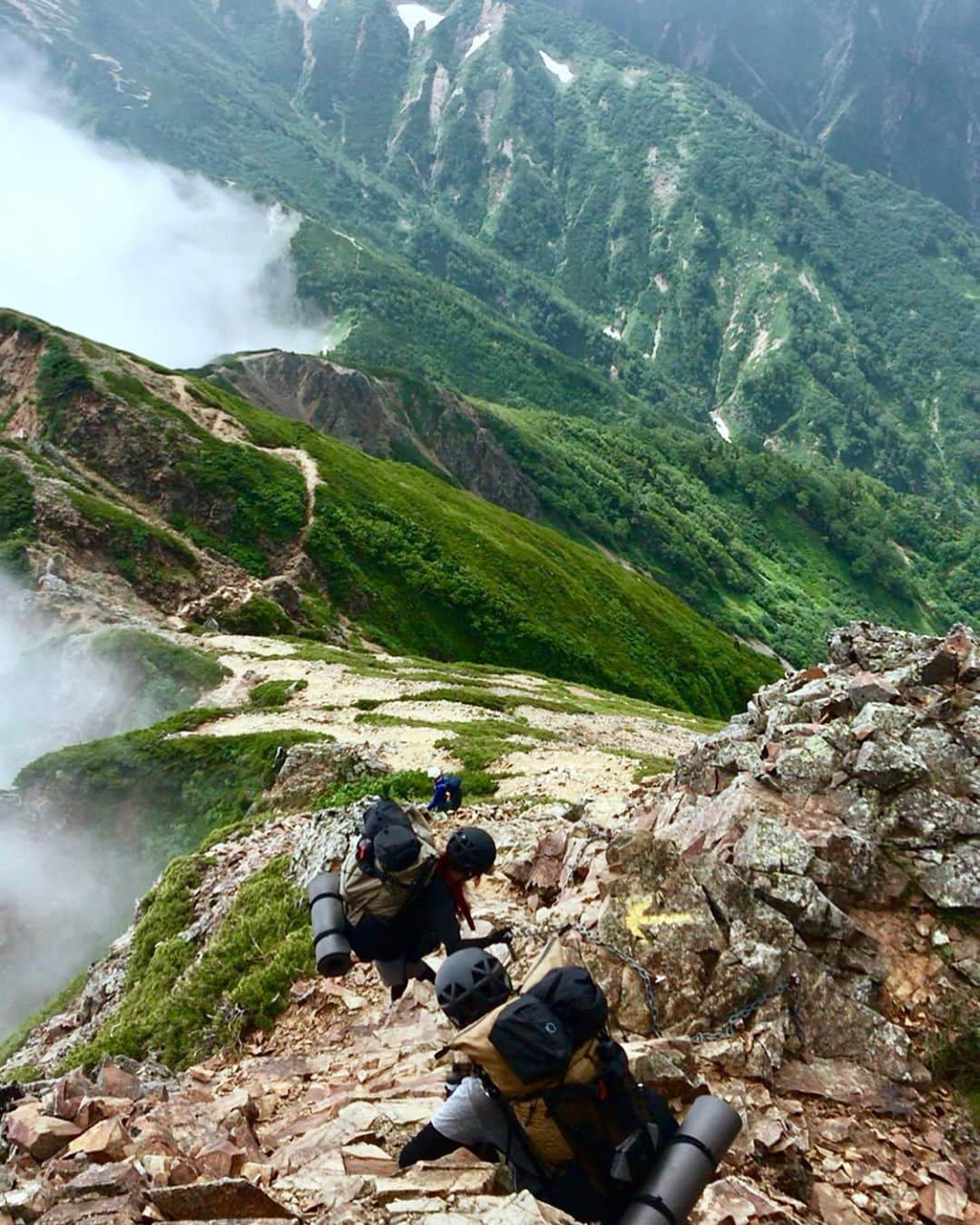 marikoさんのインスタグラム写真 - (marikoInstagram)「#登山#登山女子#山#登山好きな人と繋がりたい#私の山フォト#山と道#yamahack#japan#canon#9000D #アークテリクス#hike#hyakkeime#mountain#長野県#五竜岳#縦走#テント泊登山#hilleberg_the_tentmaker #soulo #稜線 * * 2019.8.5 * 7.31-8.2 ⛰💕 唐松岳⛰〜五竜岳⛰縦走 テン泊登山⛰ * * 唐松岳テン泊して翌日五竜岳へ⛰ * * 五竜岳へ向かう一番の難所牛首コース⛰✨ * 岩肌がかっこよく遠くに見える稜線が素敵でした😍✨✨ * * テン泊装備だったので慎重に慎重に3人で声かけあいながらやり遂げました😭😭😭 * * 私的には内心ワクワクしながらでしたが、荷物が重いからひっかけないように重心くずさないようにを心がけて一歩一歩進んでました😅💦 * * @yurin1020  怖がりゆーりんほんとよく頑張りました💯🎉 * 金メダル🥇🥇🥇🥇🥇✨✨ * * @elegantcamp  ゆきちゃはもうバッチリだ😆👍 * * またまた山の魅力の虜になった私達です❤️❤️ * * 次のお山はどんな景色が待っているんだろう😍💕」8月5日 7時14分 - marimari8208