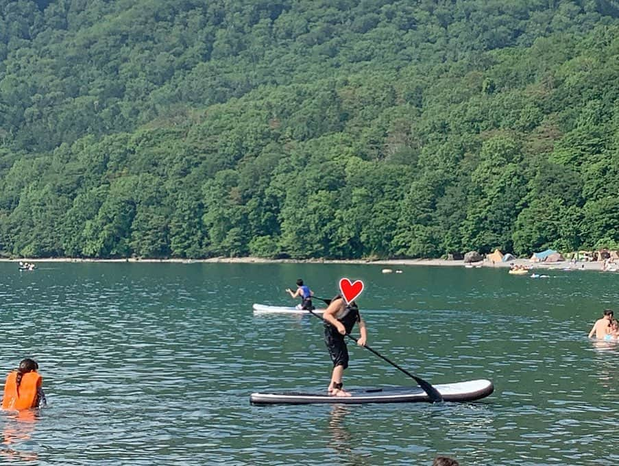 美香さんのインスタグラム写真 - (美香Instagram)「初SUPも体験したよ🏄‍♀️！ 落ちたら息子が助けに来てくれました笑 ありがとう😂」8月5日 7時22分 - mikaofficial99