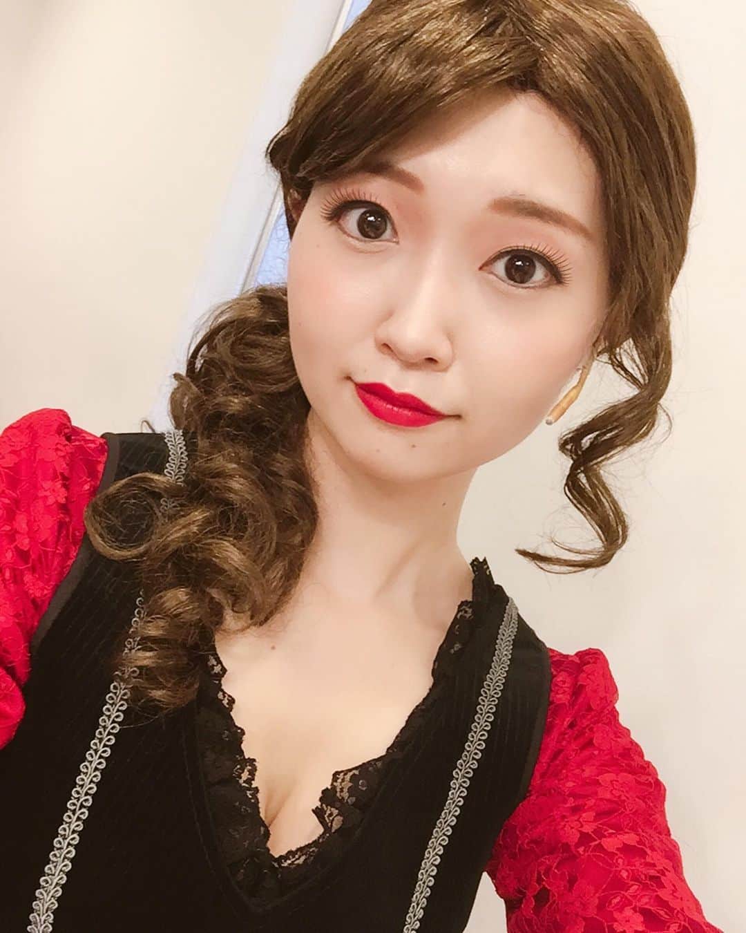 花原あんりのインスタグラム：「インスタとってもとってもご無沙汰しておりました😢💦 7月からハウス食品さん協賛のミュージカル オリバー・ツイストにナンシー役で出演させていただいております✨ 全国15都市、本日は新潟公演✨ 気がつけば、明日が千秋楽となりました☺️ 大好きなキャストのみなさん、スタッフのみなさんと一緒に残り2回大切に大切に過ごします🍀  毎日、暑い日が続いておりますので みなさまもお身体にはお気をつけてくださいね🍀 #オリバーツイスト #ミュージカル #ハウス食品 #musical」