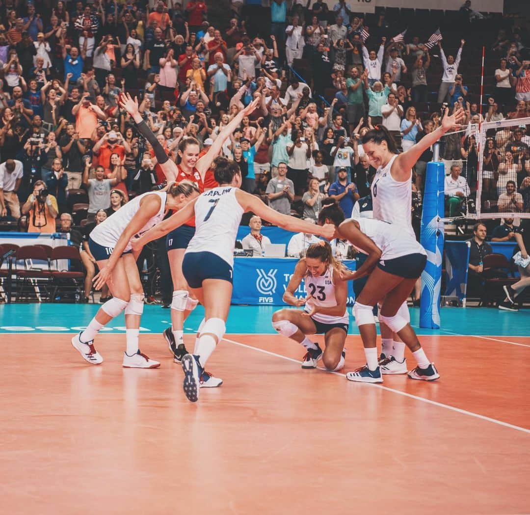 テトリ・ディクソンのインスタグラム：「Qualified for the Olympics on my birthday - what could be better??? #TOKYO2020 . On a more serious note, thank you everyone for the birthday wishes and thanks to my teammates/staff/everyone in Shreveport for making me feel special even on such an important day aka a match day in order to qualify for the Olympics 😂 Got me a birthday coffee, birthday bundt cupcakes, and a birthday Louisiana drive through margarita after the match. 3 of my most favorite things!! . Cheers to my 27th year around the sun 🥂 and CHEERS TO QUALIFYING FOR THE MOTHAFLIPPIN OLYMPICS.」