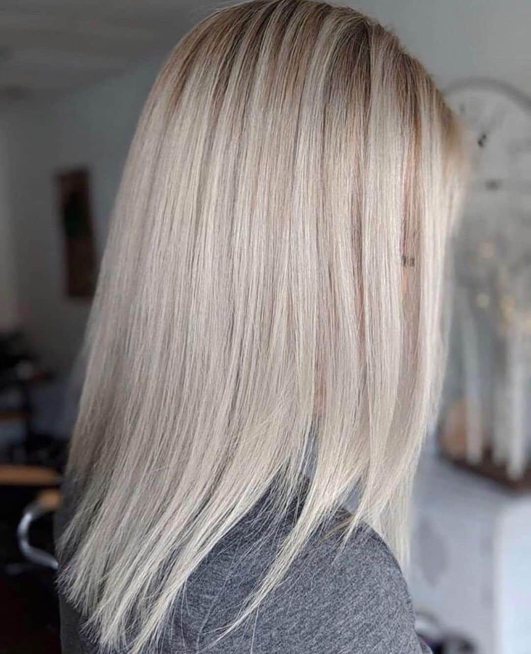 CosmoProf Beautyさんのインスタグラム写真 - (CosmoProf BeautyInstagram)「Blonde BLENDspiration by #CosmoPro @mashytaters 💛⁣ ⁣ "Okay yeah this blonde is pretty gorgeous but look at how smooth and shiny too. 🤩That's all thanks to the #IonProfessional Copper Deluxe Flat Iron. This iron is super pretty, heats up in 22 seconds and is high performing at lower temperatures all because of the copper plates."⁣ ⁣ Find Ion Professional tools, including the NEW Handle-Free Dryer, at #cosmoprofbeauty where you are #licensedtocreate⁣ ⁣ #repost #blondespecialist #dimensionalblonde #blondebalayage #balayagespecialist #moneypiece」8月5日 7時35分 - cosmoprofbeauty