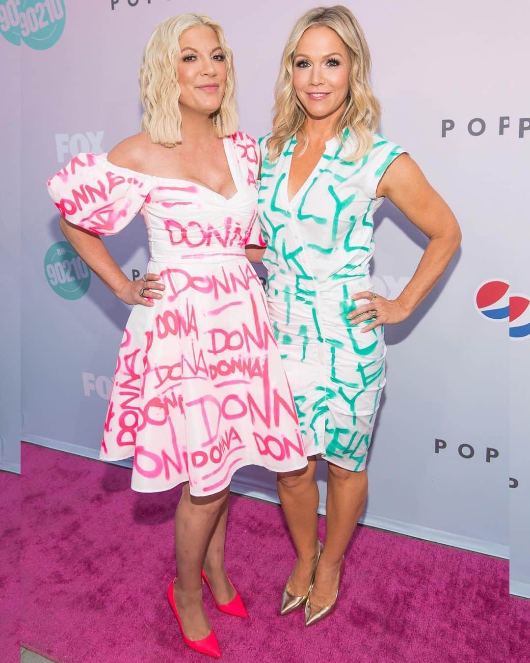 Just Jaredさんのインスタグラム写真 - (Just JaredInstagram)「@torispelling and @jenniegarth pay homage to their “Beverly Hills 90210” characters at the Peach Pit pop-up with @bh90210 co-stars @vanessalachey and @ianziering! #ToriSpelling #JennieGarth #VanessaLachey #IanZiering #BH90210 #PeachPit Photos: Getty」8月5日 7時47分 - justjared