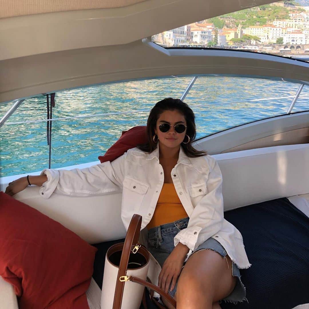 E! Onlineさんのインスタグラム写真 - (E! OnlineInstagram)「Selena Gomez's Italian getaway? *Chef's kiss* If you missed them, we have all the best celebrity social media posts of the week at the link in our bio. (📷: @selenagomez)」8月5日 8時00分 - enews