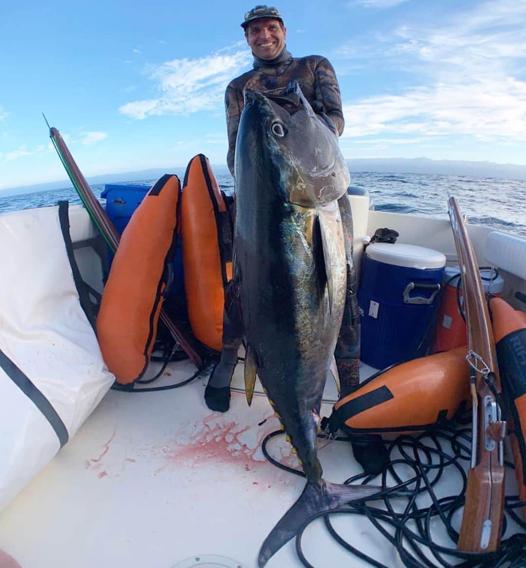 Electric_Fishingさんのインスタグラム写真 - (Electric_FishingInstagram)「Shop owners love him, tuna fear him.  Meet @seabeagle our Southern California Sales Rep.  Congratulations on this cow. ⁣ #ElectricSunglasses⁣ #PolarizedSunglasses⁣ #StyleThatPerforms⁣ #ElectricFishing⁣ #spearfishing #bluefin」8月5日 7時55分 - electric_fishing