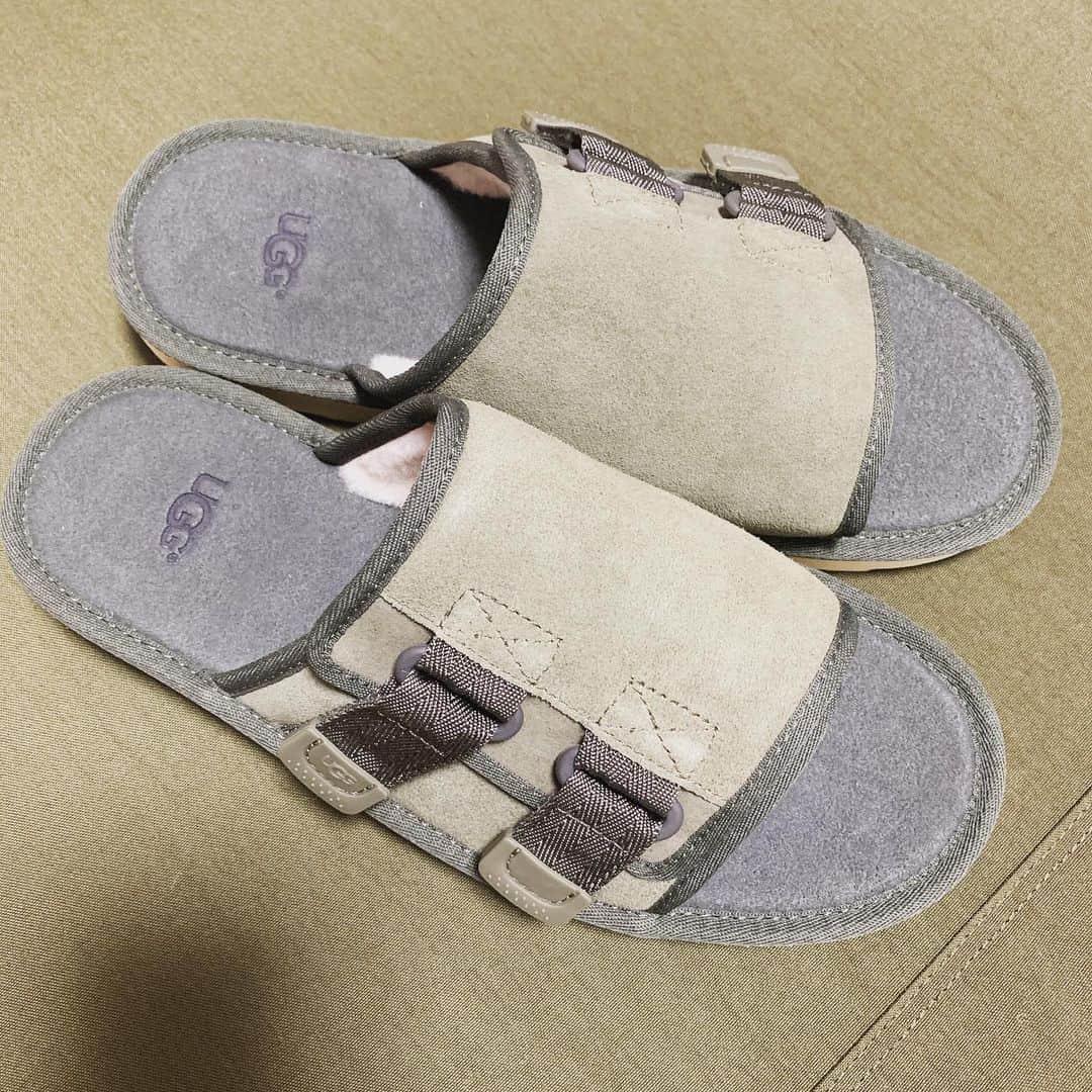 のインスタグラム：「秋にも使えるカラーの @uggjapan のサンダル😁 最近秋物ばかり撮影で着てるから 選ぶカラーが秋冬物をついつい意識してしまう🍁」