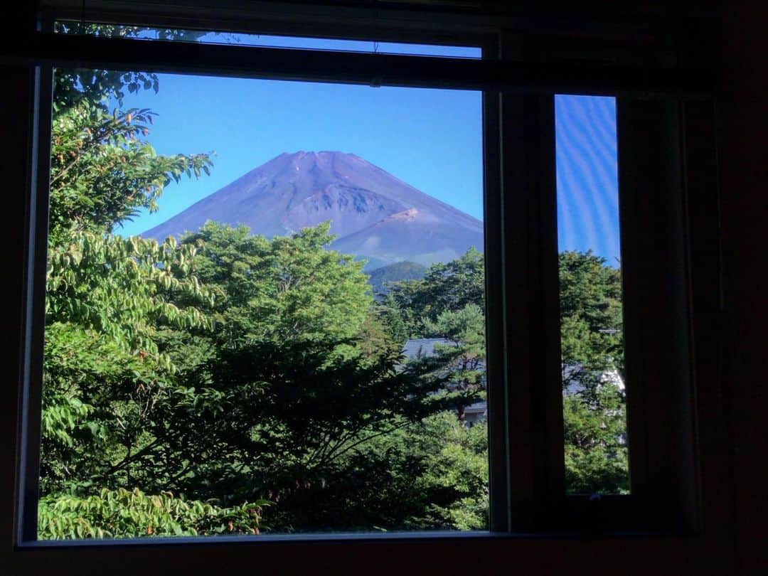 犬童一心さんのインスタグラム写真 - (犬童一心Instagram)「富士山見えてます。」8月5日 7時58分 - isshininudo