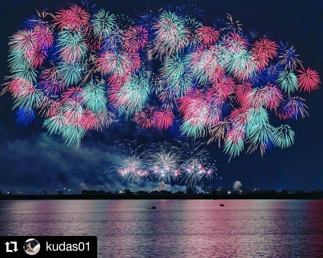 カメラのキタムラさんのインスタグラム写真 - (カメラのキタムラInstagram)「Repost @kudas01 様 • • • • • • 古河花火大会を渡良瀬遊水池から📸 千輪の花園🎆パート2😆  撮影日:2019年8月3日 α7RⅢ FE24-105G  #古河花火大会  #古河  #花火  #誰かに見せたい風景  #誰かに見せたい景色  #スターマイン #渡良瀬遊水池  #写真撮ることが好きな人と繋がりたい  #お写んぽ  #ファインダー越しの私の世界 #フォトジェニック  #インスタ映え #special_spot_  #cityspride #freestyle_photo_shooting  #japan #japan_of_insta  #photo_jpn  #キタムラ写真投稿  #lovers_nippon  #photogenic  #icu_japan  #sony #α7riii  #sel24105g  #team_jp_ #広がり同盟  #fireworks_jpn  #祭 #花火大会」8月5日 7時58分 - camera_kitamura