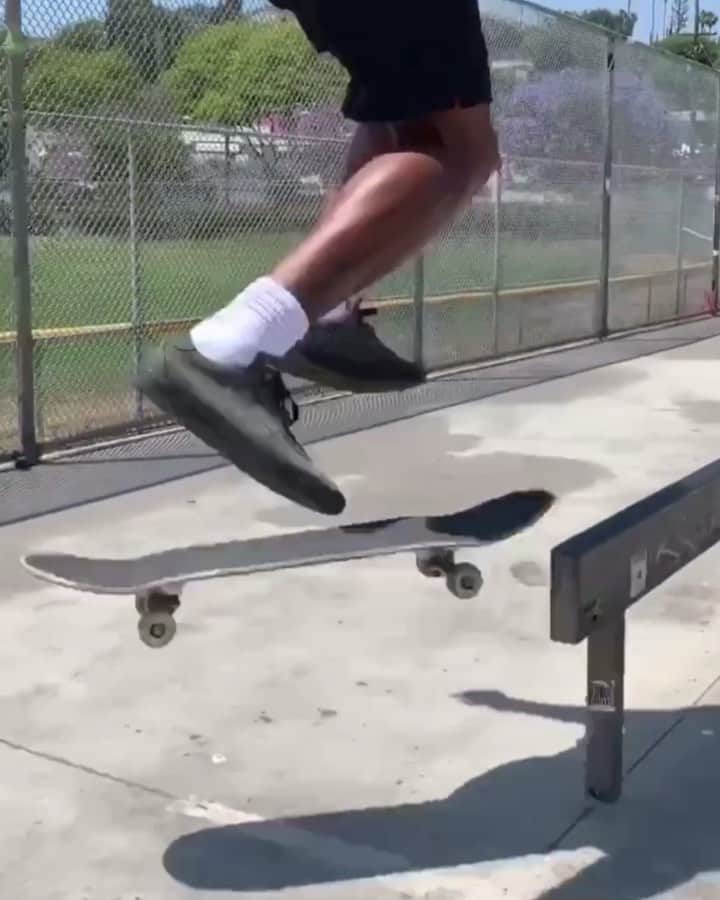 のインスタグラム：「Mirror images @ishodwair 💥 📹:@anttravis #stanceskateboarding #punksandpoets」