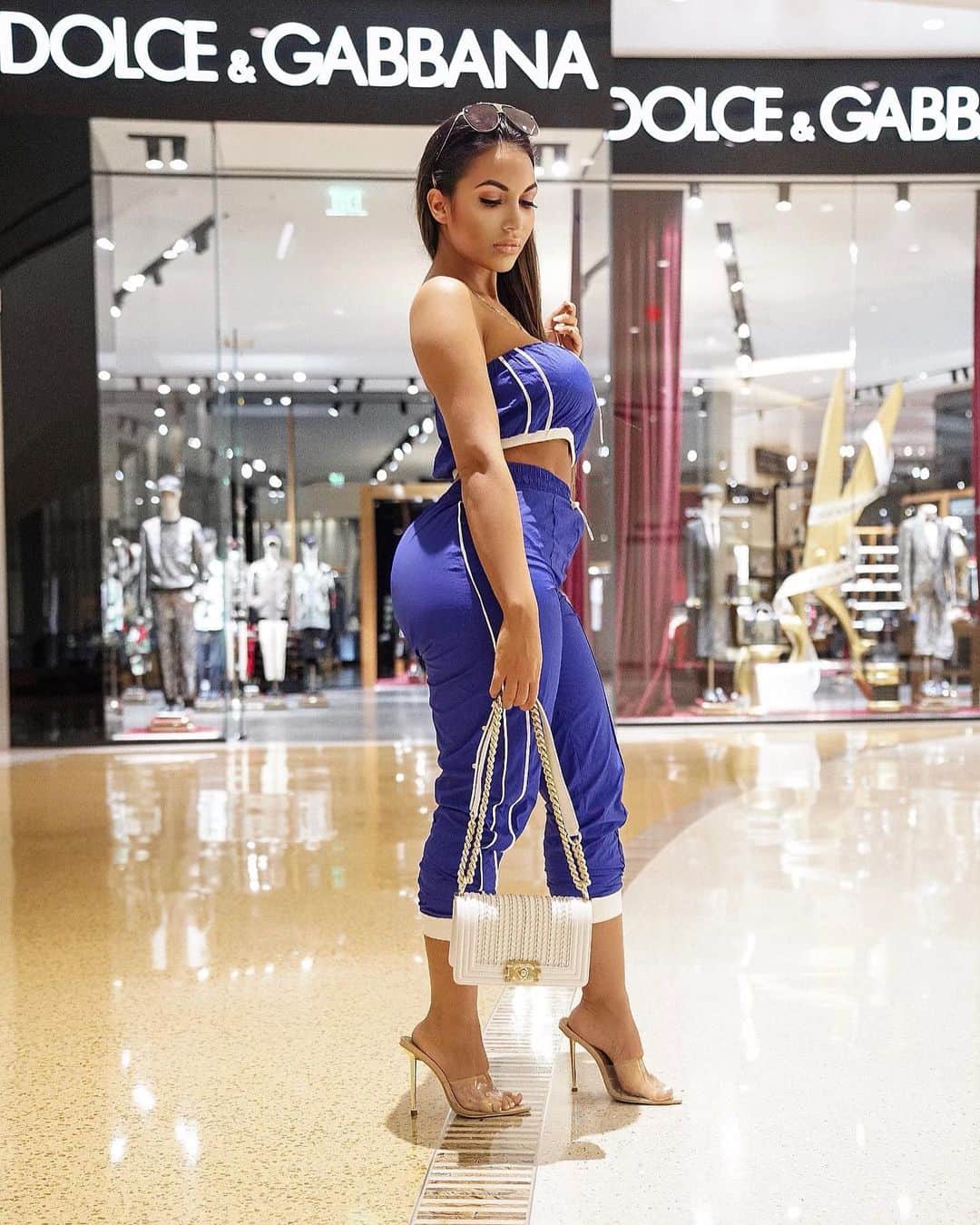 Aylen Aのインスタグラム：「Obsessed with this comfy set from @fashionnova 🦋」