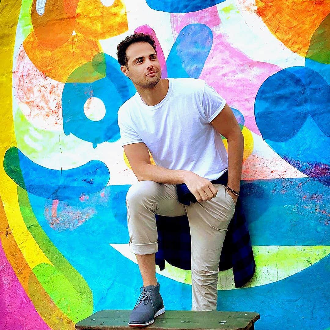 スイムズのインスタグラム：「@junioenrique wearing our breathable and lightweight Motion Knit Chukka. How would you wear yours? Let us know in the comments below 👇	 #SS19 #menswear #summerstyle」