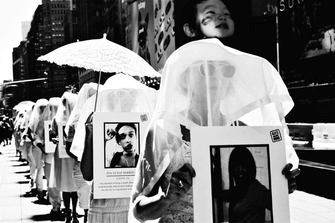 Q. Sakamakiのインスタグラム：「Anti-gun protesters, holding gun victim portraits, march in New York, after two mass shootings within 24 hours— in El Paso, Texas, and Dayton, Ohio —, that killed more than 29 people. #antigunprotest #whiteveil #newyork #elpasoshooting #daytonshooting」