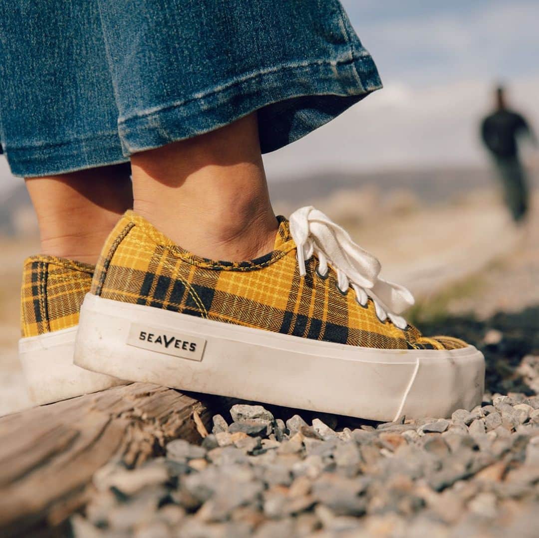 シービーズのインスタグラム：「“Rollin’ with the homies...” Who remembers that iconic movie? 🙋‍♀️Tap our story to see the inspiration behind our new lineup of Monterey Platforms: the Sun Valley.」