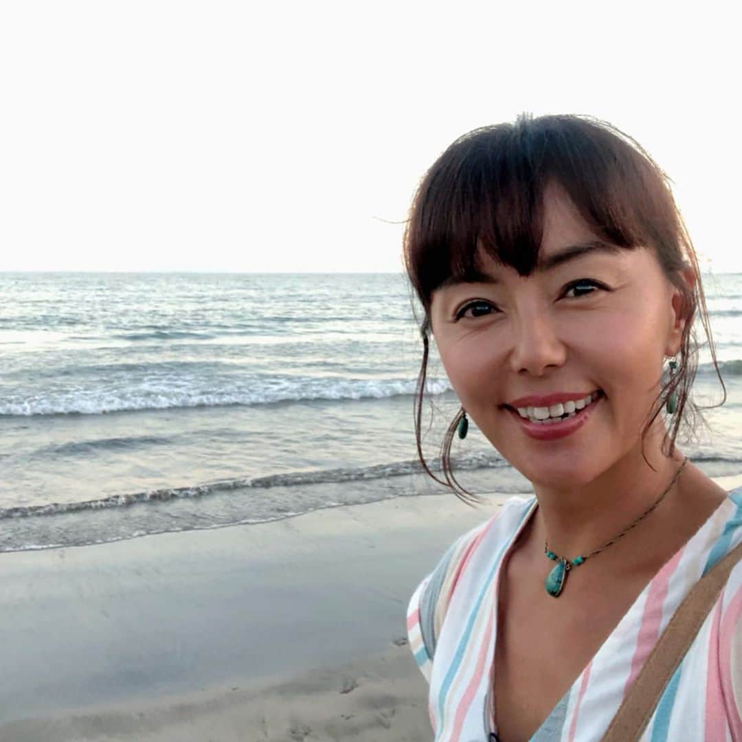 田中律子さんのインスタグラム写真 田中律子instagram 暑い日本 暑すぎる ハワイ帰ってきてあまりの暑さにクラクラ 熱中症にみなさま気をつけて下さいねー 久々の由比ヶ浜 バス旅ロケで 行ってきたよ 衣装は Roxyjapan ロングワンピ 路線バスで寄り道