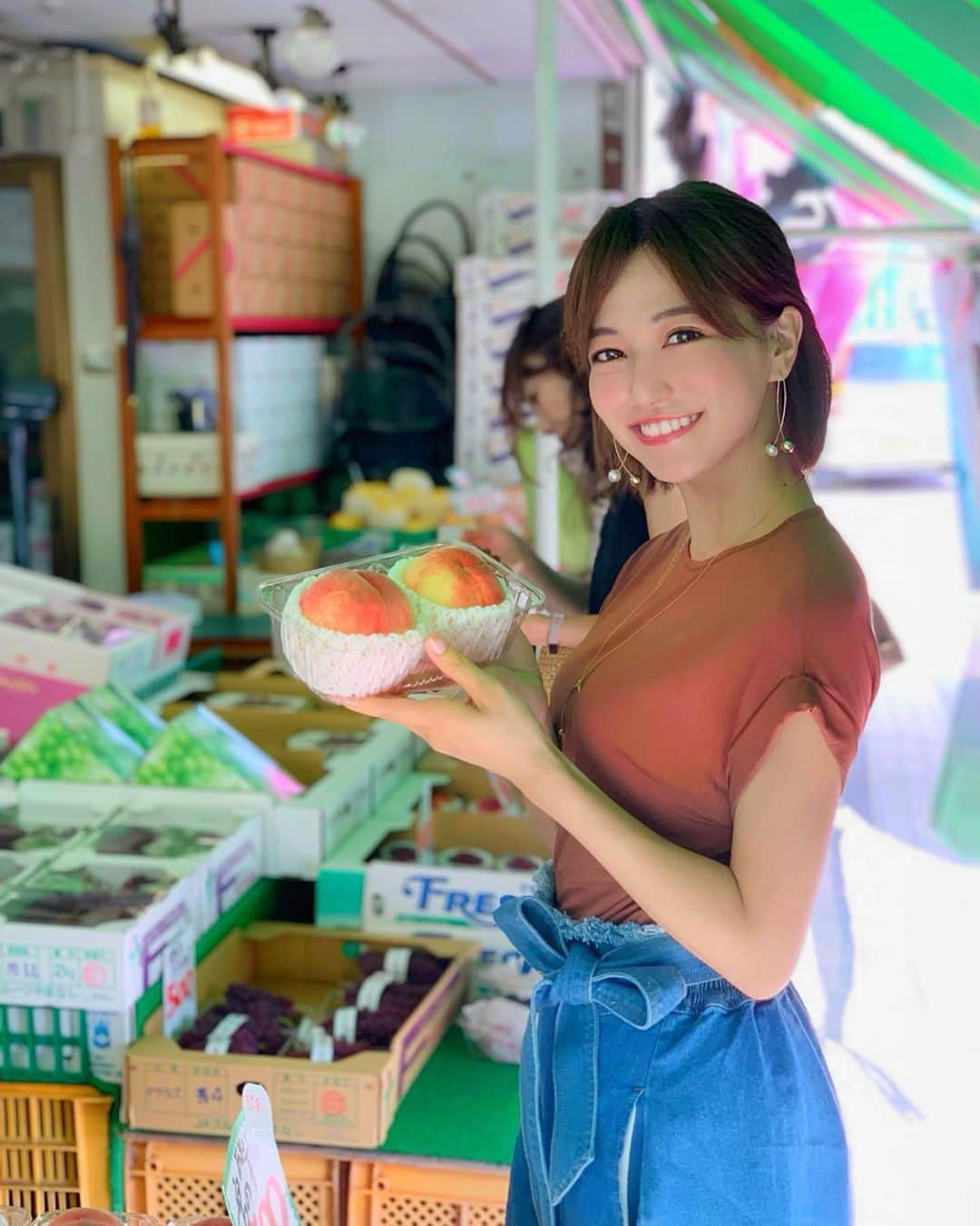 石井里奈さんのインスタグラム写真 - (石井里奈Instagram)「おはよん😊💕 . 今朝は週末の山梨編🍑🍇 . 折角山梨に行ったので、果実店に立ち寄り🥰🌻 名産の季節の桃とふどうを買いに🍑 . 季節のフルーツって本当美味しいよね😆 . 休日なので珍しくデニムコーデ👖💕 @laveange_official のデニムスカートはプチプラで可愛いし、ウエストゴムで楽🎀😽 . 桃とぶどう沢山買ってきたので、最近の朝ごはんが旬のフルーツで始まって朝から幸せ気分です💕 . でも昨日のあなたの番です怖すぎ全然眠れなかった笑 （日曜の夜にみちゃだめだ笑） . 今週も熱中症に気をつけて頑張ろうね🥰❤️ . #山梨  #山梨県 #山梨グルメ #桃 #ぶどう#フルーツ #果実園 #りなまるグルメ #デニム #デニムスカート #デニムコーデ #denim #denimstyle #peach #grape #桃スイーツ #yamanashi #富士急ハイランド #山梨観光 #山梨旅行 #富士山 #mtfuji #fuji #山ガール #カジュアルコーデ  #ご当地グルメ #りなまるグルメ#tシャツ  #tシャツコーデ」8月5日 8時28分 - ri7tin1025