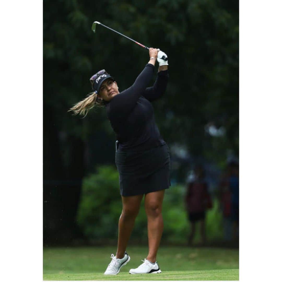 リセット・サラスのインスタグラム：「All I can say is THANK YOU 🖤 This week will be one to remember ... best finish in a major with a runner up finish at @aigwomensbritishopen This WILL NOT set me back! #TeamSalas will be back grinding and fighting to get that W. Big thanks to @paddysmith92 couldn't have fought the way I did without ya 🇳🇿⚫️🇺🇸」