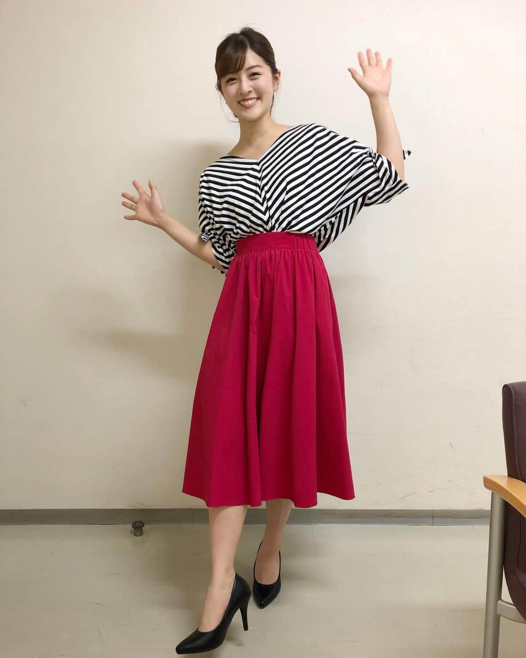 中村秀香のインスタグラム：「今朝は #すまたん お天気担当でした。ありがとうございました🙇‍♂️ .  スタイリストさんのネイルが、いつも個性的で可愛いんです💅✨ .  新しいネイルは、私も大好きな、あの映画をモチーフにしたものでした☺️細かい所までこだわられています！！」