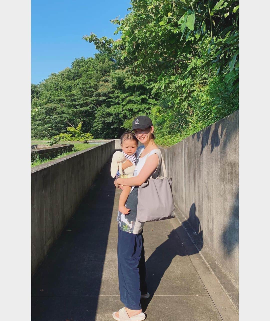 のインスタグラム：「昨日は、天気が良くて気持ちよかったね！☀️ お庭に水撒きしてから、 蜘蛛の巣を退治して笑  夕方からは買い出しへ！🛒 🏃‍♀️ 何をしたわけでもないけど、 楽しい一日だったと思えるのは 幸せなことよね！ さっ、今日からまた頑張ろう！！❤ 娘がうさぎさん🐰を抱いてるのは眠いから👶 そのうち、名前とかつけるんだろうなぁ〜💓 #夏がきた #蝉の声がすごい」