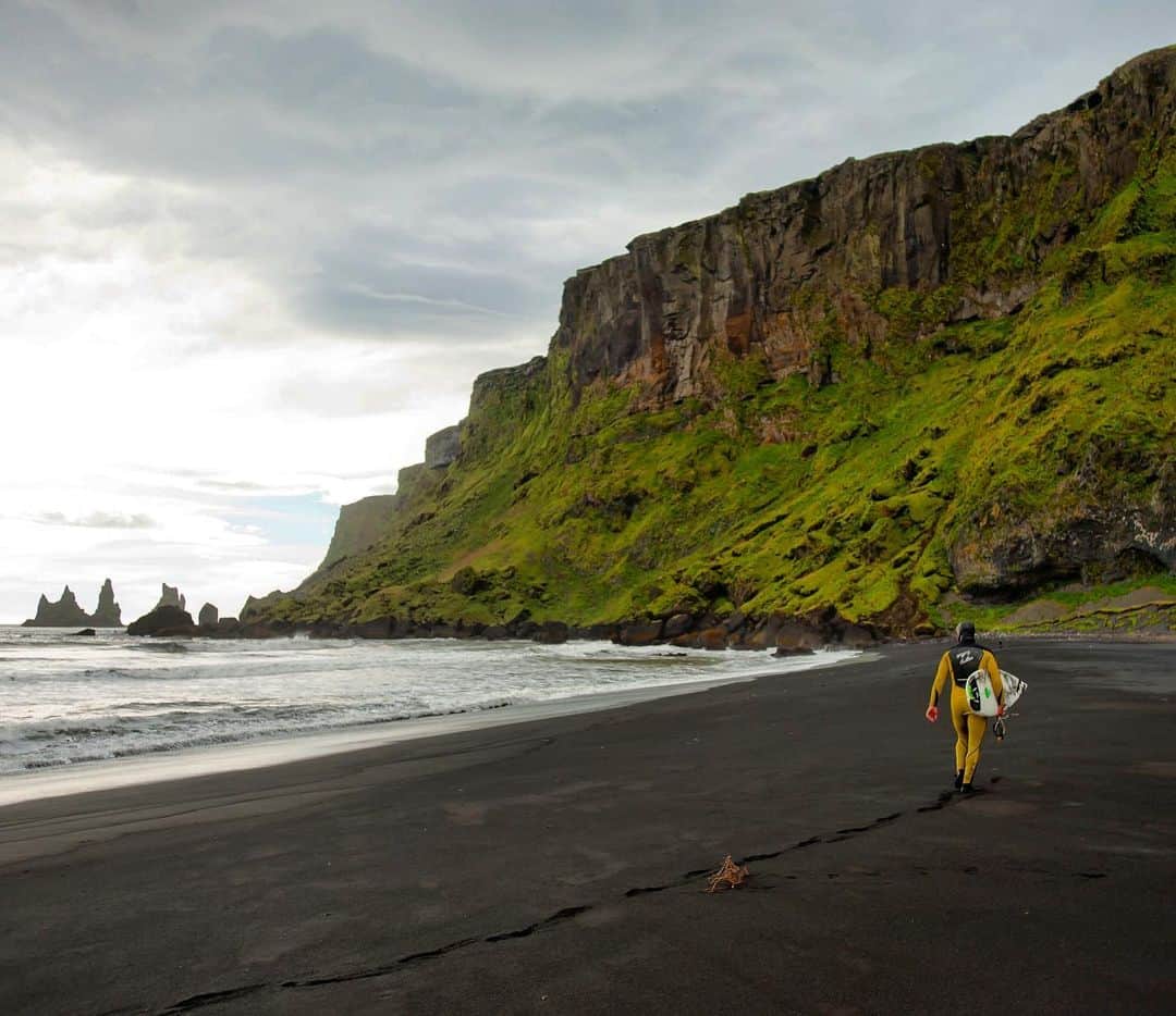 クリス・バーカードのインスタグラム：「What now seems like a common tourist stop was once a great adventure during the early years looking for new waves along this stretch of coast. In many ways it still is for anyone that puts on a 5mm wetsuit & 7mm gloves to wrangle a North Atlantic beach break this powerful. I remember laughing once after a particular hairy session that while we were near drowning & getting hypothermic there was someone enjoying warm lamb soup & a coffee less than a 1/4 mile away at a gas station... wouldn’t trade places tho, some of the best times of my life.」