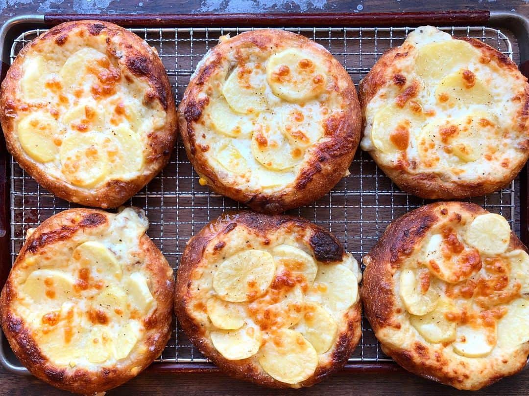 CHIPPRUSONのインスタグラム：「@colette_kyoto さんのグラタン・ド・フィノワとキッシュを食べたら生まれてきたパン🥔🥓🌽🍞 【 コーン生地のグラタンパン 】」