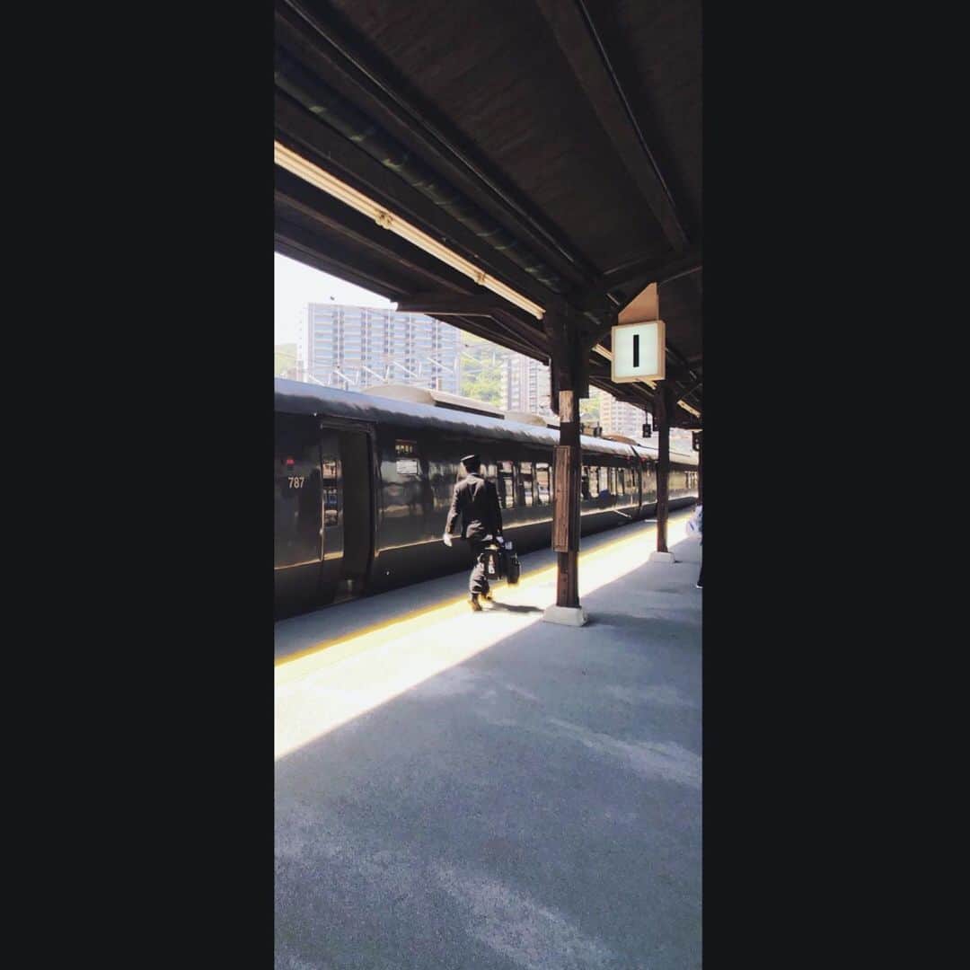 sunday_722のインスタグラム：「*﻿ 🔥暑すぎる今年の夏﻿ *﻿ 屋外での作業﻿ 制服でのお仕事﻿ お疲れ様です。﻿ *﻿ 室内にいても﻿ 熱中症になります。 ﻿ *﻿ 👨‍✈️制服だから﻿ 勤務中だから﻿ では無く、﻿ 命にかかわるから﻿ 水分、塩分補給して﻿ 体を労わって﻿ くださいね。﻿ *﻿ #門司港駅﻿ #猛暑﻿ #mwjp﻿ #train﻿ #station﻿ #street_minimal﻿ #tv_pointofview﻿ #indies_minimal﻿ #ShotOniPhone﻿ #ShotOniPhoneX﻿ #tv_tinypeople﻿ #tiny_people﻿ #tv_pointofview﻿ #jj_mobilephotography﻿ #busystranger﻿ #visionofpictures﻿ #transfer_visions ﻿ #rsa_minimal﻿ #minimalalert﻿ #myfeatureshoot ﻿ #samewheremagazine﻿ #somewheremagazine﻿ #streetphotographyinternational﻿ #streetphotography﻿ #exklusive_shot﻿ #ink361_asia﻿ #youmobile﻿ #vimpt﻿ #vimptfreeprint﻿」