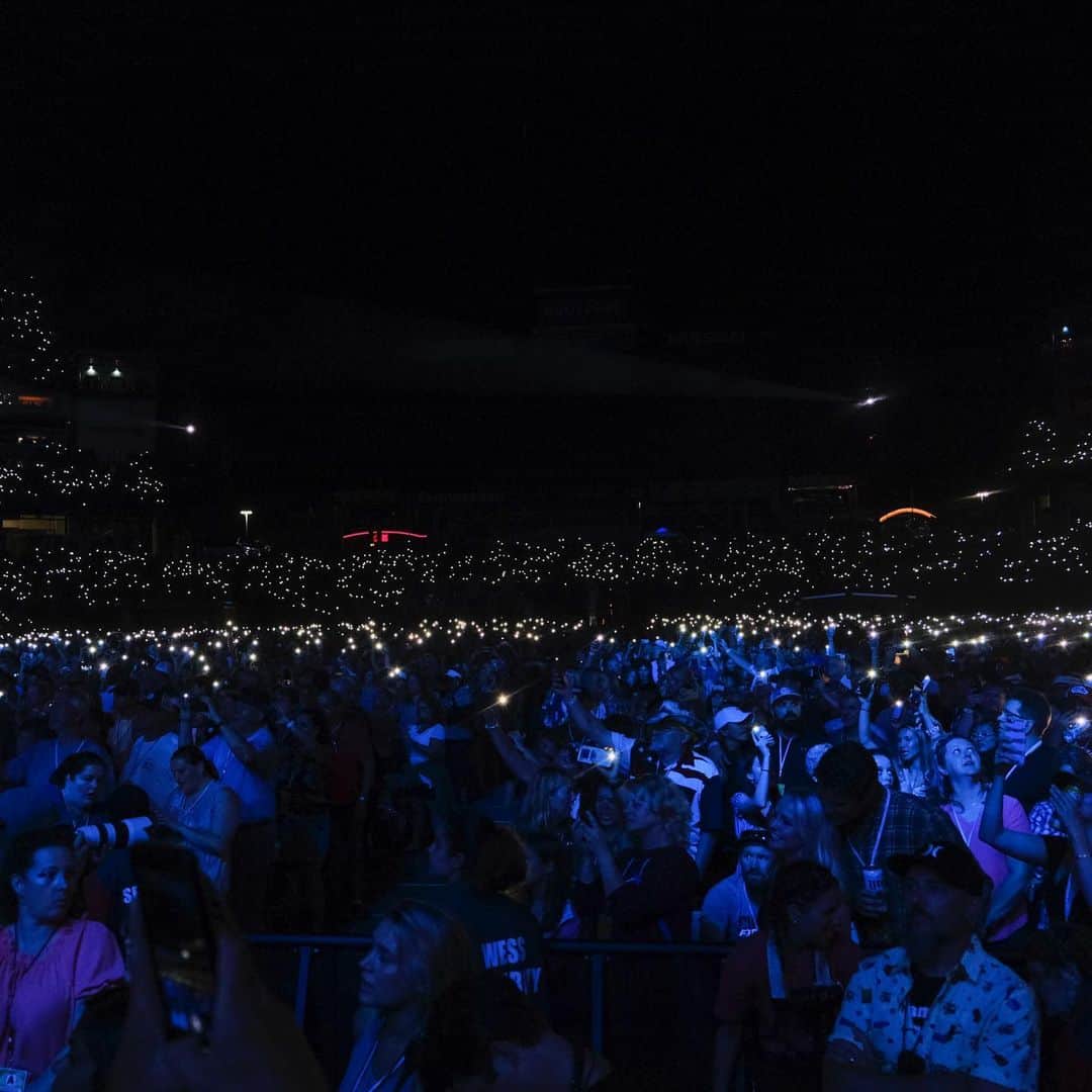 アメリカン・ブロードキャスティング・カンパニーのインスタグラム：「Who’s ready for some good truckin’ music?! #CMAFest is starting NOW! 🙌」