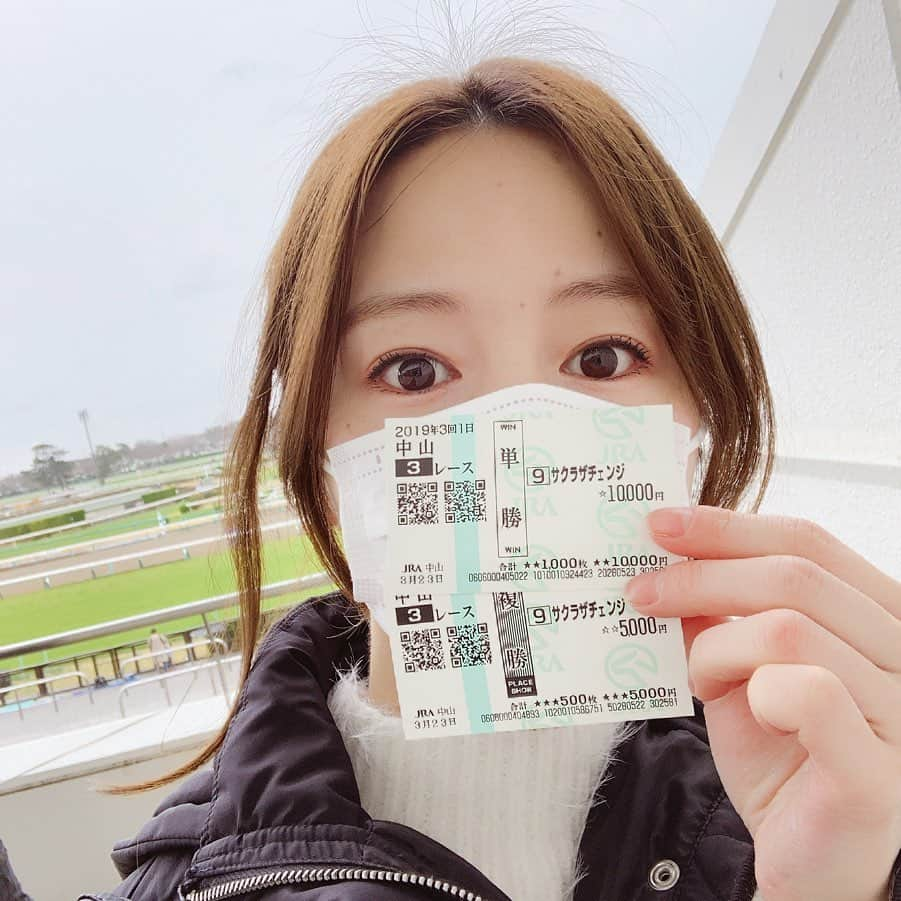 宮島咲良さんのインスタグラム写真 - (宮島咲良Instagram)「ㅤㅤㅤㅤㅤㅤㅤㅤㅤㅤㅤㅤㅤ 3月の中山競馬場🏇 サクラザチェンジさんを応援に行った時の！ 残されたチャンスは少ないけれど、私はやってくれると信じています。 がんばれ！サクラザチェンジさん！！ ㅤㅤㅤㅤㅤㅤㅤㅤㅤㅤㅤㅤㅤ あと私のアホ毛すごすぎて鬼太郎並みに妖気感じてるしこんな立ってたらどんだけ強い妖怪がそばにいるのだよ ㅤㅤㅤㅤㅤㅤㅤㅤㅤㅤㅤㅤㅤ #サクラザチェンジ #競馬 #🏇 #競馬女子 #umajo #ウマジョ #ストーミングホーム産駒 #中山競馬場 #宮島咲良」8月5日 8時54分 - sakura_miyajiman