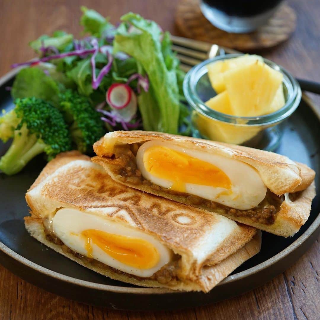 hirokoさんのインスタグラム写真 - (hirokoInstagram)「🌱2019.8.5（月） ✽.｡.:*・ﾟ #hiroponの朝ごはん  今朝の#ワンプレート  menu📝 ▪︎ドライカレー&ゆで卵のホットサンド ▪︎グリーンサラダ ▪︎パイナップル ▪︎アイスコーヒー  ドライカレーとゆで卵の組み合わせ そしてチーズもたっぷり 朝からカロリー高めでヤバい！ ・ ✄﻿- - - - - - - - - - - - - - - - - - - - - - - - - ✄ ・ #macaroniお試し隊 として macaroni編集部 @macaronimate さまから i-WANO の「ホットサンドメーカー JP」をプレゼントしていただきました〜👏🏻 ・ i-WANO の「ホットサンドメーカー JP」は 耳までしっかり焼けるので中の具材も漏れにくい ポロリとこぼさず綺麗に食べられるのも嬉しい😆 そして「i-WANO」←パンにロゴの焼印が付きますよ  プレートは上下取り外し可能なので洗うのが楽🎶 取り外してフライパンとしても使えます 残念ながらIHには対応しておりません ・ ・ ▫️--------------------end--------------------▫️ #インスタフード #おうちごはん通信 #おうちごはんLover #くらしメイド #お家カフェ #フーディーテーブル #マカロニメイト #デリミア #デリスタグラマー #バランスの良い食事 #朝ごはん #うちのシェフ #てづくりごはん365 #おうちごはん #朝時間  #キナリノ #楽天roomに載せてます #豆乳スープ #ホットサンドメーカー #ハサミポーセリン #hotsandwich #kurashirufood  #snapdish #macaroni #locari_kitchen #lin_stagrammer」8月5日 8時57分 - hiropon0201