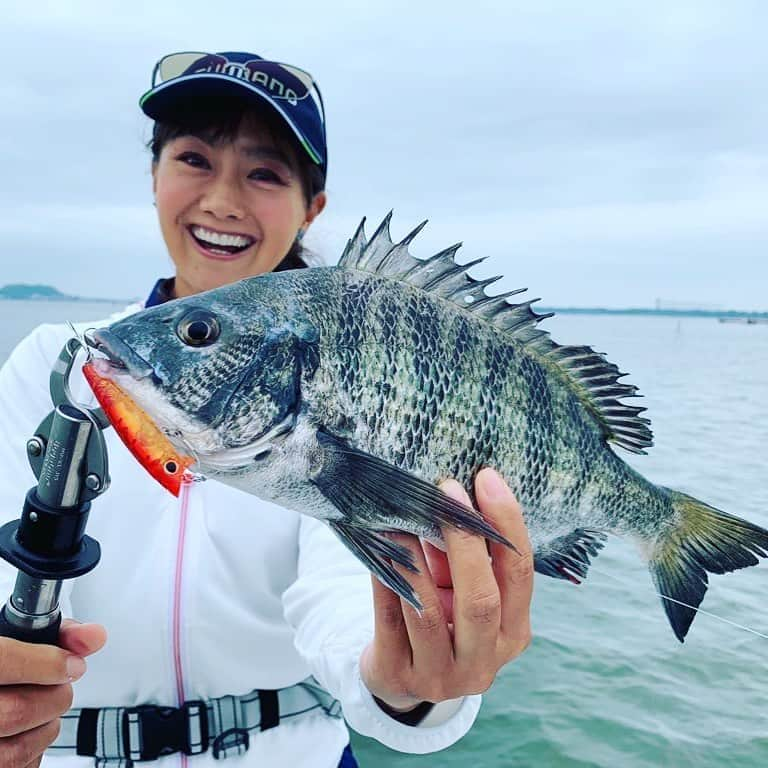 福島和可菜さんのインスタグラム写真 - (福島和可菜Instagram)「㊗️嬉しいお知らせ㊗️ ㊗️嬉し過ぎるお知らせ㊗️です🥰  8月8日(木)  夜10:00～放送予定 🐟BS TBS  釣り百景🐟  に出演させていただきます🎉🎉🎉 今回は… ✨水面を割って出る姿に大興奮！夏の浜名湖でブリームゲーム✨  にチャレンジさせていただきました‼️初‼️浜名湖‼️ かなり難しい釣りと言われておりましたが、 JBトッププロとしても活躍し、 浜名湖の釣りにも精通している 黒田健史さん(黒ちゃん) に色々と教えていただき、チヌに…  出会え…  ましたぁー😭😭😭😭😭 いやぁ～嬉しかったです‼️‼️‼️ 相当‼️‼️‼️‼️‼️ タックルチョイスやルアーチョイス、 そしてキャストにポイント選びなど、知らない世界がいっぱい😳 厳しい中、色んな条件がマッチしたからこそ出会える貴重な一匹…🐟 ぜひ、ご覧いただけたら嬉しいです😁 よろしくお願いします🌈  #本当に #心から #嬉しかった #チヌ #キビレ #クロダイ #ブリームゲーム #浜名湖 #トップ #BS #TBS #釣り百景 #釣り #黒田健史 さん #top #pro #浜名湖 #大興奮 #love #fishing #memorial #shimano #🐟 #‪🎣‬ #❤」8月5日 9時04分 - fukushimawakana