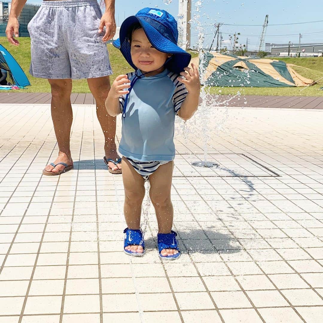 のインスタグラム：「自分の小さな頃の思い出の場所へ、息子を連れて行く感慨深い休日👪 ・ 昔とはだいぶ変わってしまっていたけど、息子が楽しそうなら何でもオッケー👌 ・ やっと体調が戻ってきた息子と、２度目の夏が始まった✨ ・ #1歳9ヶ月 #男の子 #男の子ママ #わがままボディ #まだ健在 #三頭身がたまらない  #男の子の可愛い水着がなかなか見つからない😢」