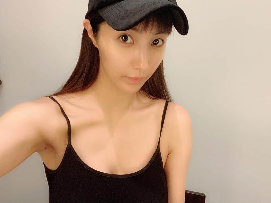 渡辺万美さんのインスタグラム写真 - (渡辺万美Instagram)「昨日は2週間に一度のお肌メンテナンスを @precious_mieux  でしてきたよ❣️ 今回もデトックスライトピーリング✊🏻 一回やっただけで、周りに肌綺麗になったと言われ、速攻でまた予約を取っちゃいました😊 担当は前回引き続き、 もも🍑さん 次回はハーブピーリングを受けようと思ってるよん❤️ 最後の写真は加工なし修正なし‼️ ニキビに悩んでた時の自分にここまで綺麗になったよとおしえてあげたい🥺」8月5日 9時06分 - bam0915