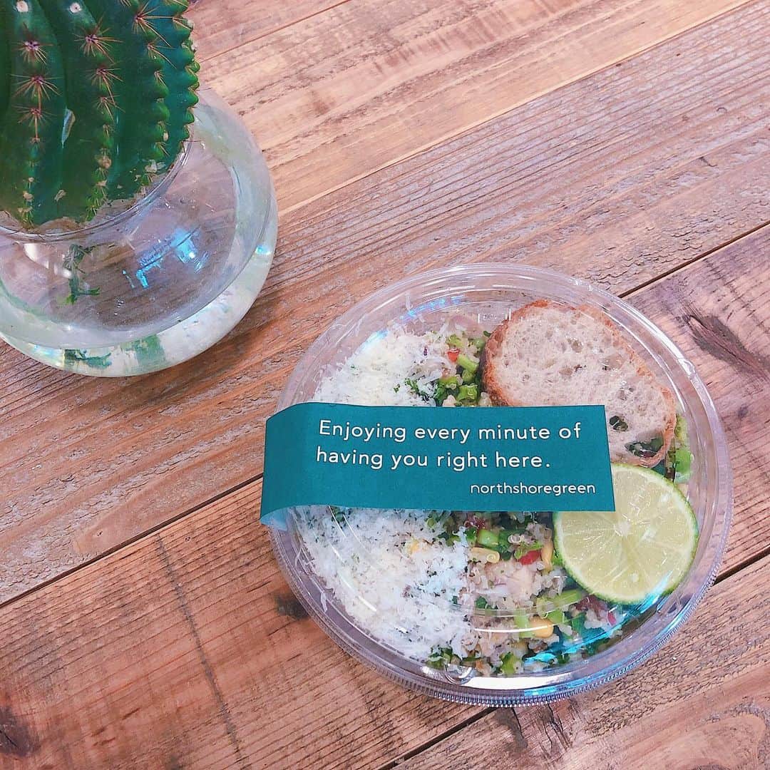 藤川沙弥のインスタグラム：「昨日はお仕事の合間に﻿ 急に🥗食べたくなってtake out❤︎﻿ 友達に教えてもらった﻿ L.B.Bってアプリを使ったんだけど﻿ 事前に注文しておいて﻿ 指定した時間に受け取れるシステムで﻿ ロスタイム無し、キャッシュレスで﻿ すごい便利でした‼︎🏃🏻‍♀️💨﻿ ﻿ ランチタイムのロスなど省けるので﻿ お仕事柄、休憩時間が限られてる方や﻿ 急いでる時とか﻿ 画期的なオススメアプリです😳👏🏻﻿ ﻿ ﻿」