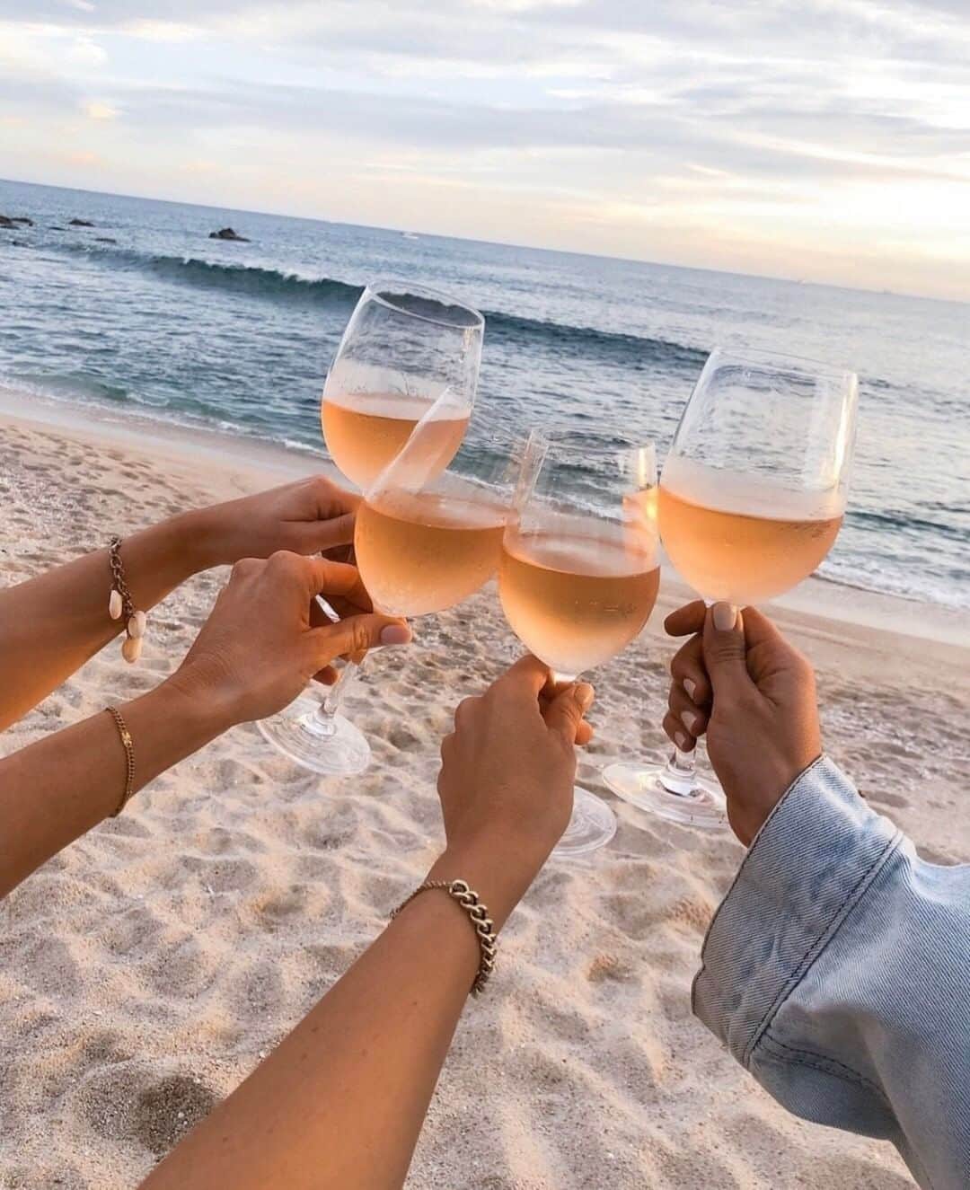 チェイサーのインスタグラム：「cheers to a weekend that helps you through the rest of the week 🍷 #chaserbrand #winesunday #weekendgoals #summerfun #pinterestgoals PC: @ashbegash」