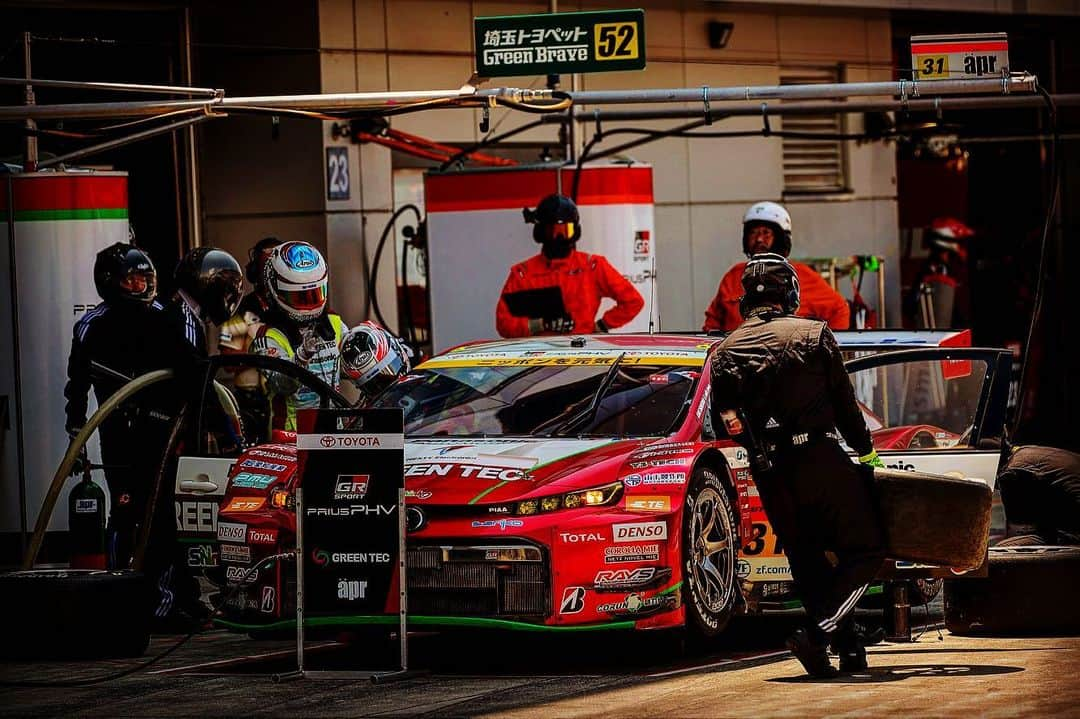 中山友貴さんのインスタグラム写真 - (中山友貴Instagram)「SUPER GT 第5戦  FUJI GT 500MILE RACE ✅ 走り出しから思った以上に苦戦を強いられてしまい予選は26位。 決勝に向けて、大幅なセットアップ変更を施し、それなりに良いペースでレースをする事が出来ましたが、後方スタートでは、追い抜きしている間にトップ集団との差が広がってしまい、SCが2度入ったタイミングは全て前との差が開いてしまう、いわゆる悪いタイミングでした。結果は18位と悔しいですが、これが今の実力です。 マシンの開発は前に進んでおり、しっかり方向性が定まってきたので、次戦に向けてジャンプアップできるようまた準備していきます。 酷暑の中、現地に応援きてくれた方、応援してくれている全ての皆様ありがとうございました🎉😊 引き続き応援を宜しくお願いします👍 #supergt #fuji500mile #apr #artisanpersonaltraining #sev #prius #toyota #phv #fournines #9999feelsun #araihelmet #sidewinders #autista」8月5日 9時27分 - yuhkinakayama