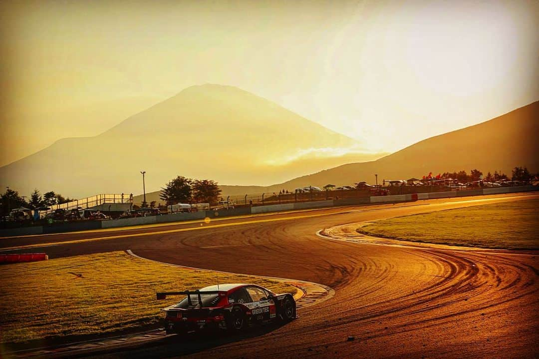 中山友貴さんのインスタグラム写真 - (中山友貴Instagram)「SUPER GT 第5戦  FUJI GT 500MILE RACE ✅ 走り出しから思った以上に苦戦を強いられてしまい予選は26位。 決勝に向けて、大幅なセットアップ変更を施し、それなりに良いペースでレースをする事が出来ましたが、後方スタートでは、追い抜きしている間にトップ集団との差が広がってしまい、SCが2度入ったタイミングは全て前との差が開いてしまう、いわゆる悪いタイミングでした。結果は18位と悔しいですが、これが今の実力です。 マシンの開発は前に進んでおり、しっかり方向性が定まってきたので、次戦に向けてジャンプアップできるようまた準備していきます。 酷暑の中、現地に応援きてくれた方、応援してくれている全ての皆様ありがとうございました🎉😊 引き続き応援を宜しくお願いします👍 #supergt #fuji500mile #apr #artisanpersonaltraining #sev #prius #toyota #phv #fournines #9999feelsun #araihelmet #sidewinders #autista」8月5日 9時27分 - yuhkinakayama