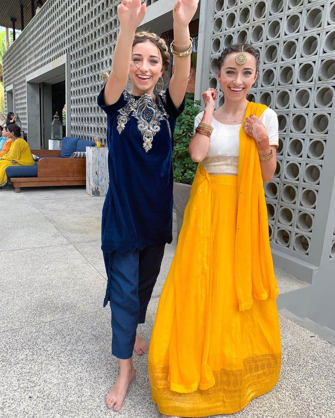 Brooklyn and Baileyさんのインスタグラム写真 - (Brooklyn and BaileyInstagram)「One of our traditional outfits for our friends wedding here in Bali😍」8月5日 9時37分 - brooklynandbailey