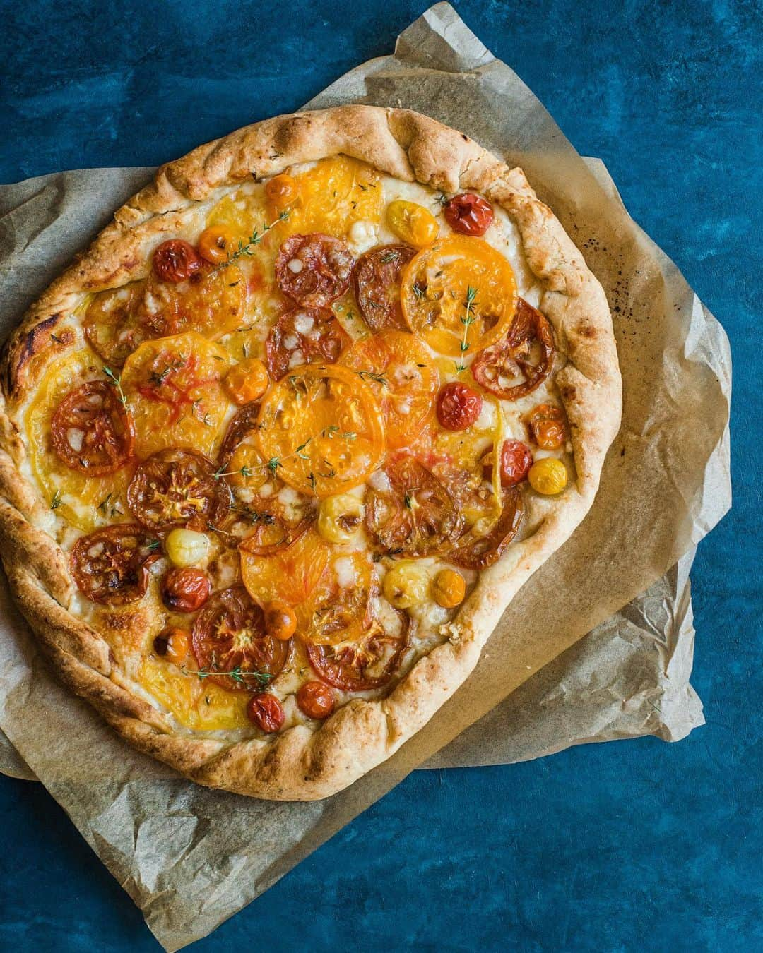 ティファニー・ティーセンさんのインスタグラム写真 - (ティファニー・ティーセンInstagram)「The PERFECT way to celebrate summer - this Heirloom Tomato Tart. Simple, fresh and crazy delicious. I promise this will become a summer staple in your house. #recipeontheblog #summer #produce #tomatoseason #linkinbio」8月5日 9時32分 - tiffanithiessen